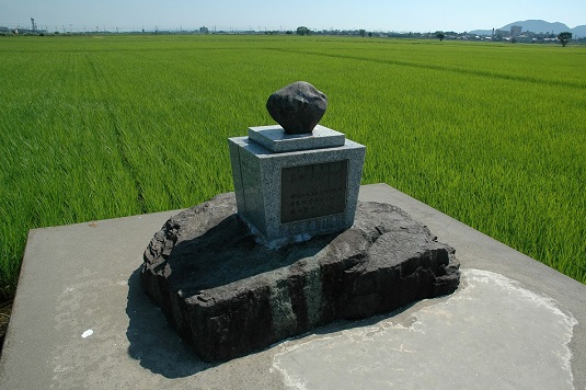 米納津隕石落下地記念碑のイメージ