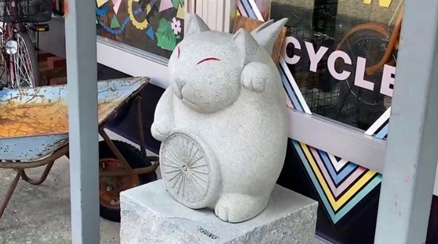都濃自転車店前の狐像のイメージ