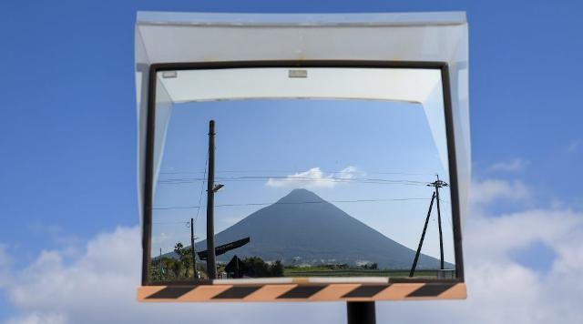 西大山駅のミラーに映る開聞岳のイメージ