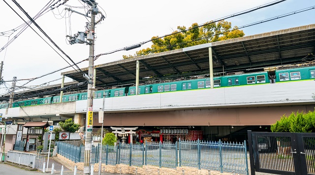 萱島神社のくすのきと共存する駅のイメージ