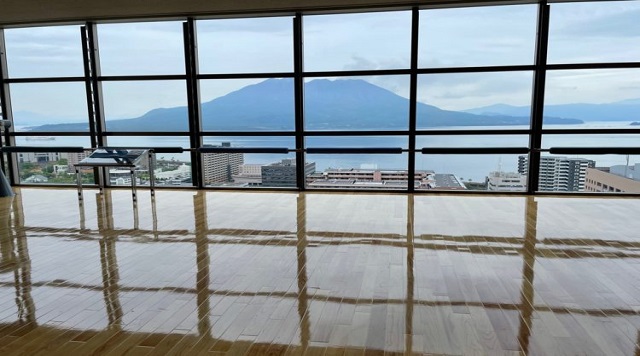 鹿児島県庁展望ロビーから望む桜島のイメージ