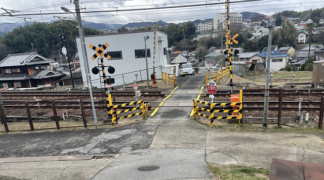 三日市町２号踏切　通称トトロ街道への分岐点のイメージ