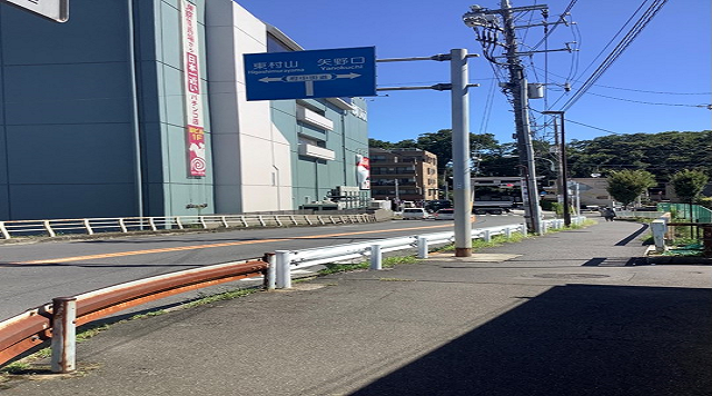 府中本町駅前改札外 鎌倉街道と府中街道の交差点のイメージ